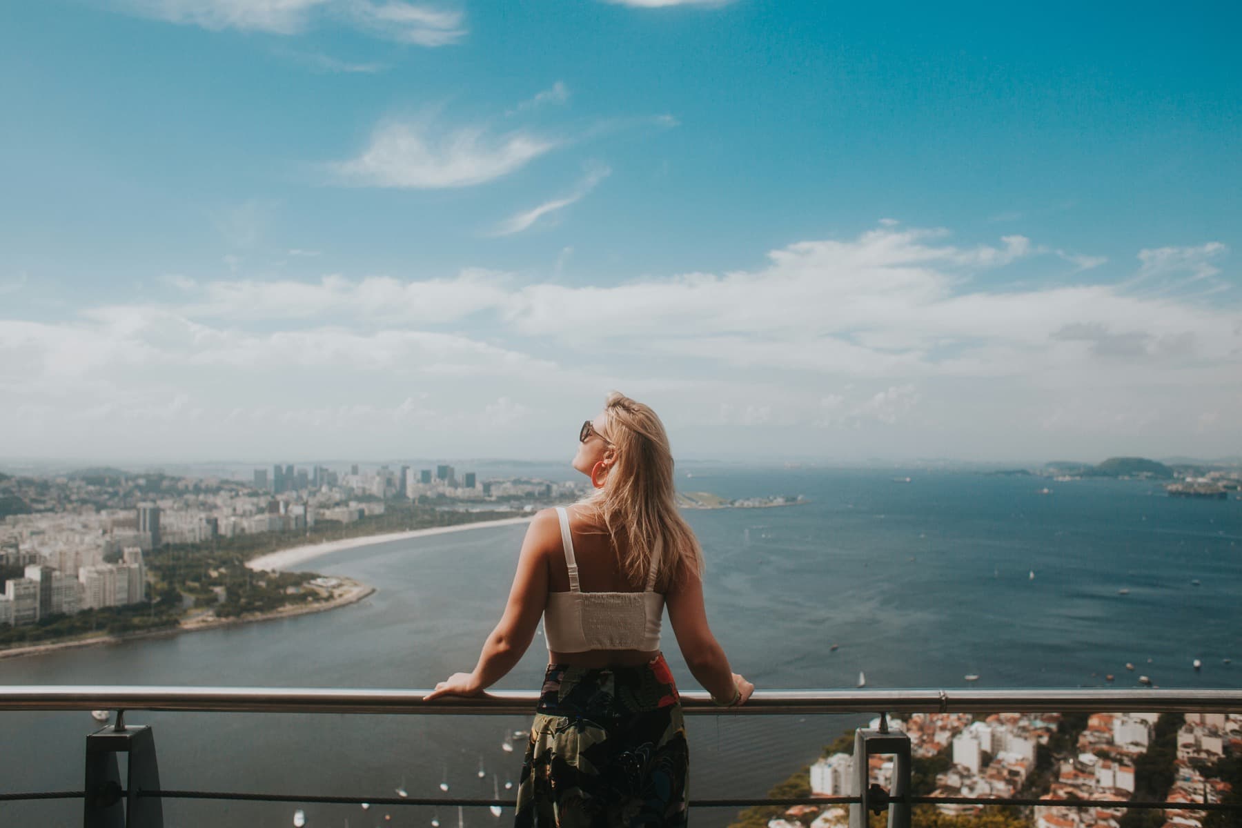 Viajante observando a paisagem do Rio de Janeiro